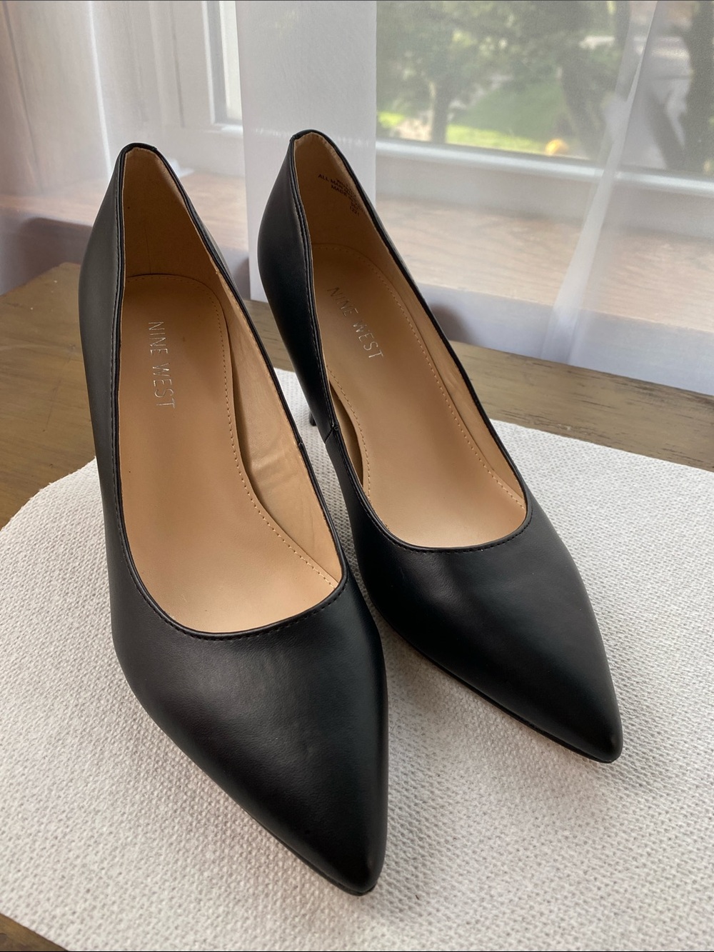 Nine West Black Pointed Toe Leather Pumps - Sleek Classic